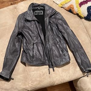 I am selling a black river leather jacket in size large and color in gray